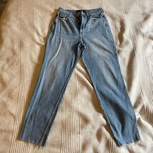 Hollister Ultra High-Rise Mom Jeans - W28 L29 (7 Long)